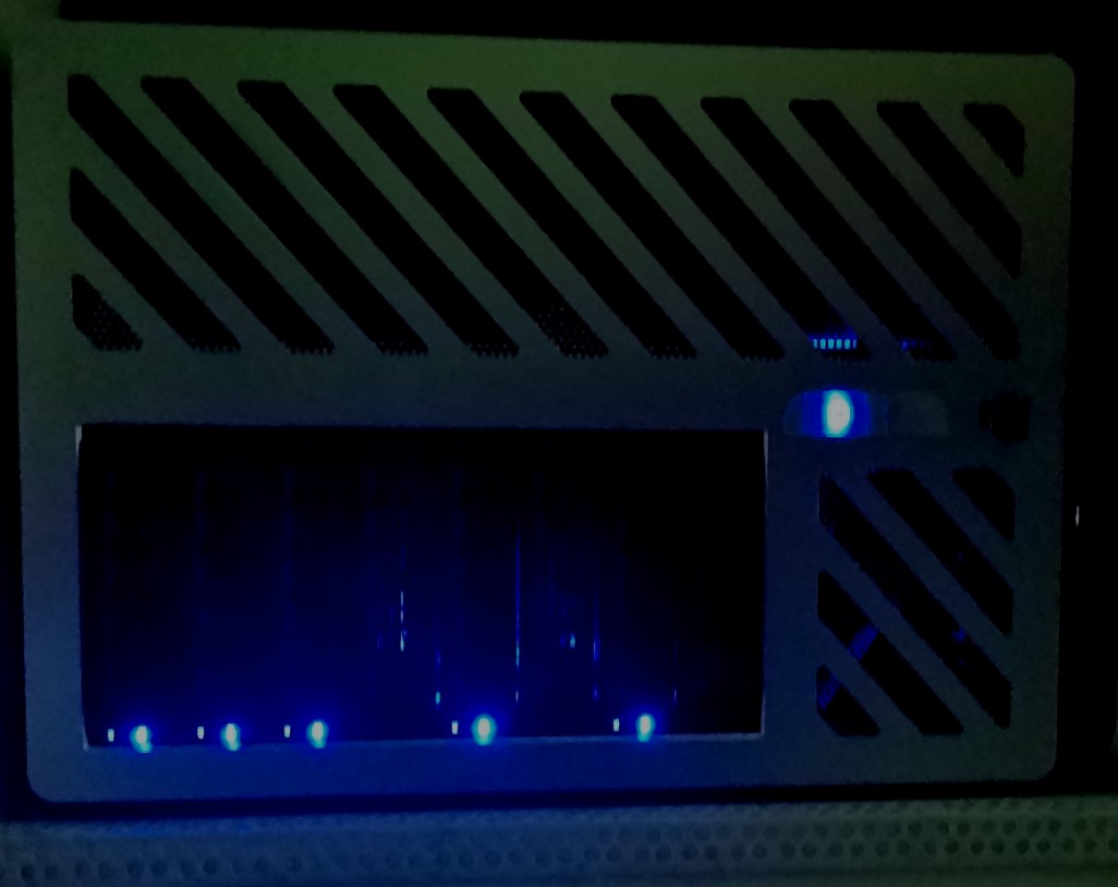 NAS硬盘LED灯太亮的物理解决方案-一把锤子